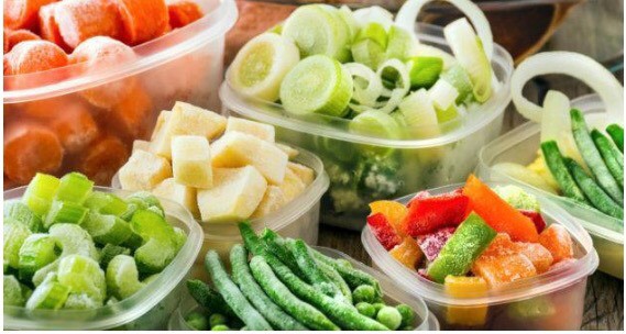 FITNESS & VEGANO.
Você já deve ter ouvido falar do veganismo. Nos últimos anos, o movimento tem crescido bastante em todo o mundo, e aqui no Brasil a história não é diferente. Uma grande quantidade de pessoas tem abolido a utilização de produtos de origem animal e se tornado veganas. Mas afinal de contas... O que é um vegano? O vegano (ou vegan) é uma pessoa que pratica o veganismo em todas as suas ações, seja na alimentação ou não. Ele é vegetariano estrito em sua dieta e também não utiliza produtos de origem animal. O vegano também “busca excluir, na medida do possível e do praticável, todas as formas de exploração e de crueldade contra animais. Inclusive algumas pessoas fitness estão aderindo cada vez mais a moda vegano. ´
É notável a popularização do veganismo . O personal trainer Felipe Garcia do Carmo é prova de que é possível ter músculos sem consumir proteína de origem animal. Os veganos pelo fato de não consumir carne,faltam alguns nutrientes que podem ser aliados a vitamina C, e aos suplementos protéicos, para manter a forma física e a saúde . - Magazine cover