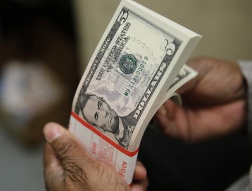 Dólar vai abaixo de R$3,10 com volta do BC ao mercado e exterior
