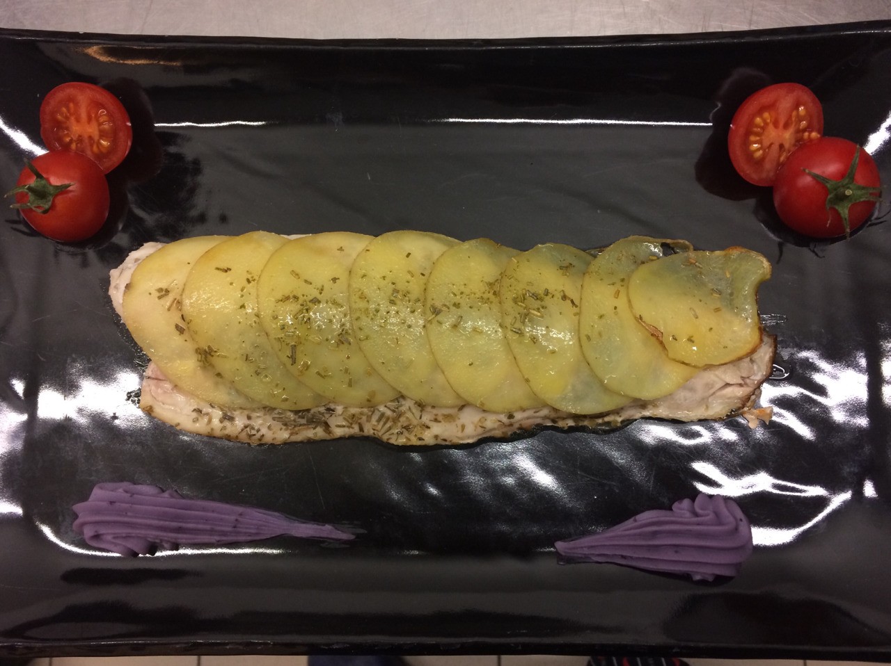 Filetto di branzino in crosta di patate, Pachino e crema di vitelotte