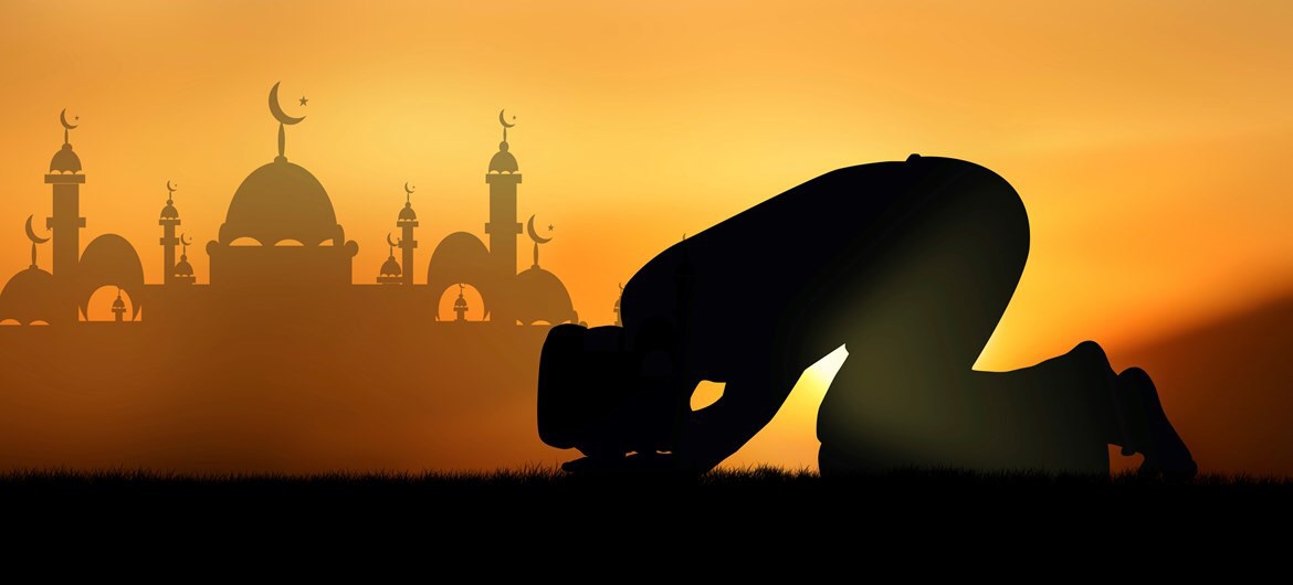 Él Islam Religión fundada en el siglo VII por Mahoma. Dios es llamado Alá y su nombre es tan Santo que no puede pronunciarse sin respeto. El coran, libro revelado a Mahoma, contiene la enseñanza de Alá y sus preceptos