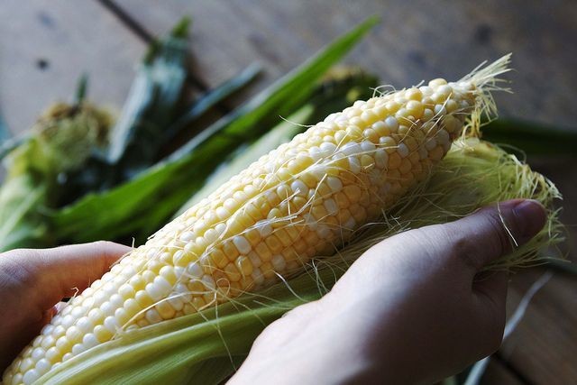 The Best Way to Remove the Silk from an Ear of Corn