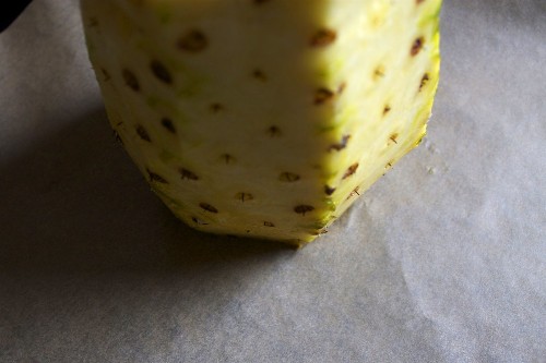 DIY Dried Pineapple Flowers for a Tiki Party