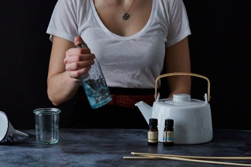 How to Make an Oil Reed Diffuser (so your House Smells in a Good Way)