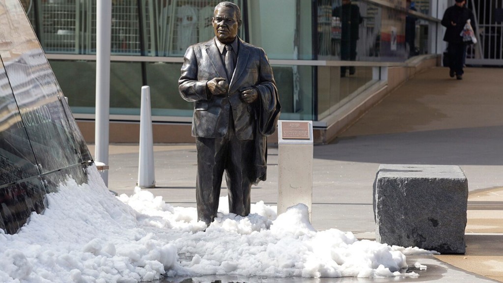 Twins remove ex-owner Griffith statue over racist remarks