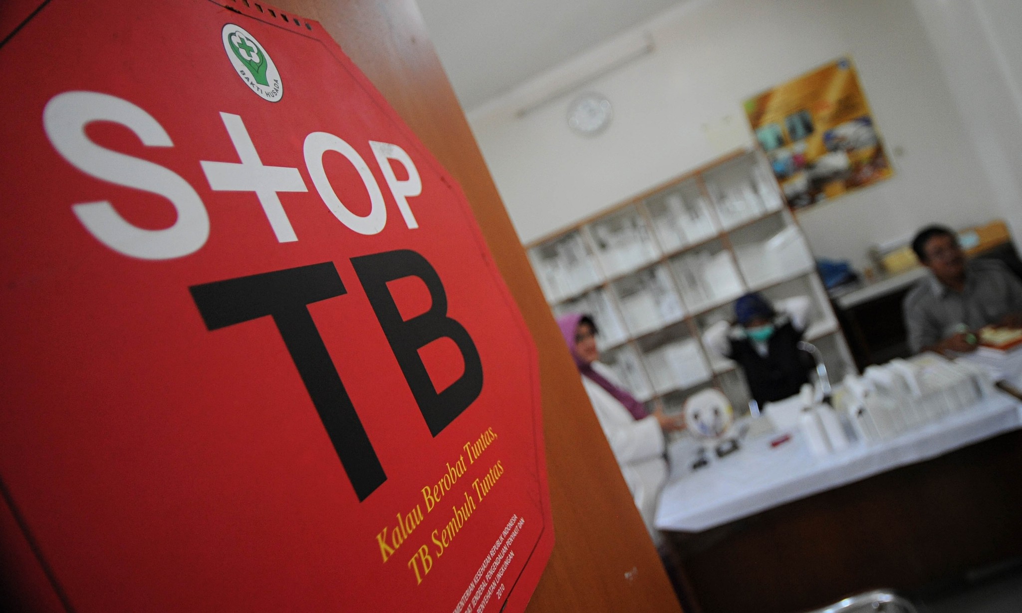 Drug-resistant tuberculosis poses global threat, warn doctors