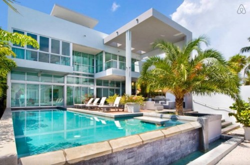 The 10 Best Airbnb Pools From Around The World | HuffPost Life
