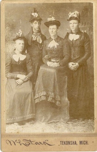 10 Historical Photos and Stories of Drag Queens