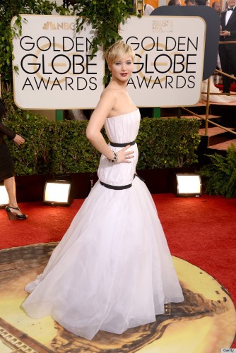 Jennifer Lawrence Loses Bracelet On Golden Globes Red Carpet Like A Pro (PHOTOS)