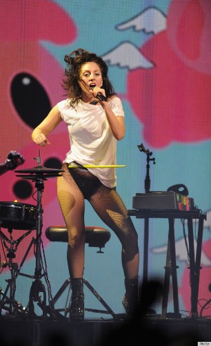 Lady Gaga Takes Off Wig Onstage At iTunes Festival (PHOTOS)