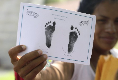 Judge: Texas can deny birth certificates for U.S.-born children of some immigrants - Los Angeles Times