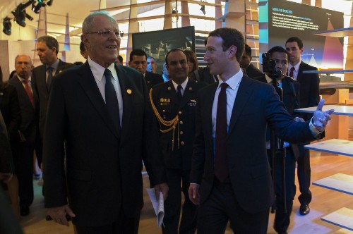 Facebook's Zuckerberg offers plan to counter fake news sites - Los Angeles Times