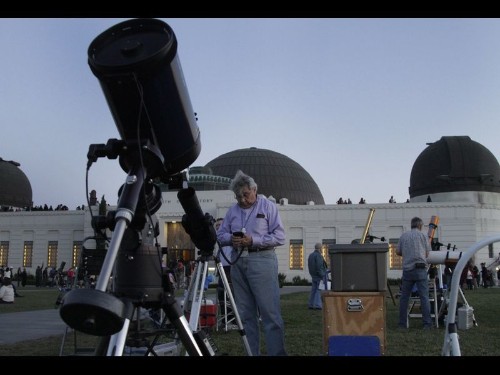 'Blood moon' total lunar eclipse to have crowds looking up tonight