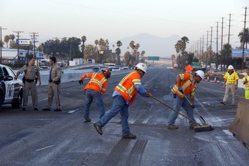 Gas line rupture shuts down lanes of 215 Freeway near Riverside