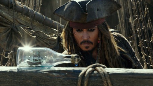 'Pirates of the Caribbean: Dead Men Tell No Tales' sails well-charted waters - Los Angeles Times