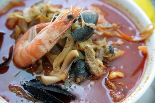 A chef expands his spicy seafood soup empire to Koreatown