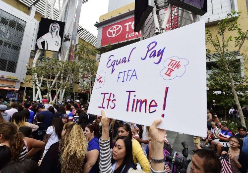 Paycheck parity: Assembly backs equal pay for women - Los Angeles Times