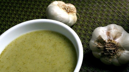 Keep warm with this easy broccoli and roasted garlic soup recipe - Los Angeles Times