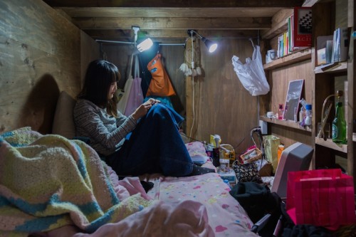 Eye-Opening Portraits of People Living in Cramped Capsule Hotels Hidden in Tokyo
