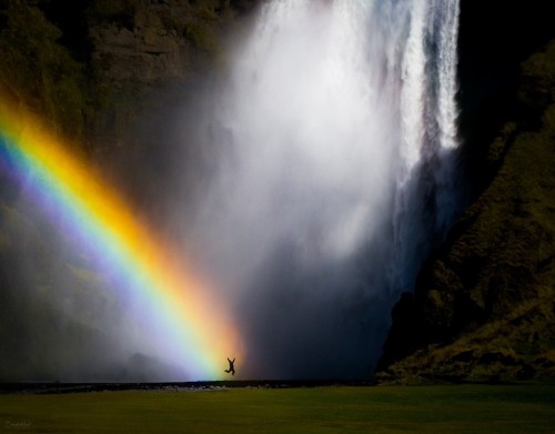 18 Photos of People Awestruck by the Beauty of Nature
