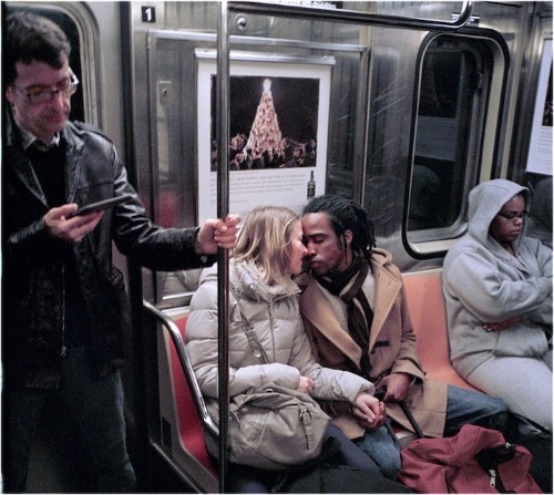 Photographer Captures New Yorkers Kissing for Past 30 Years