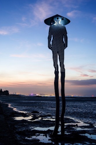 Towering Metallic Men Illuminate Taiwain’s Seascapes
