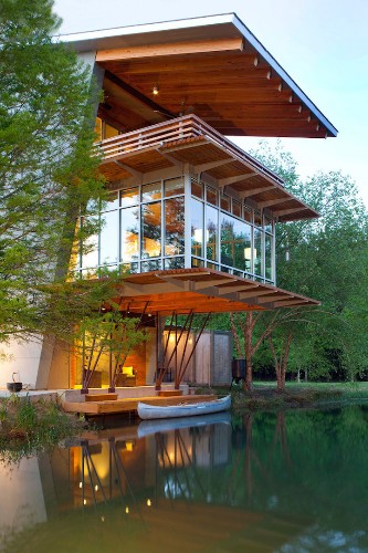 Tranquil Pond House Generates Energy Instead of Consuming It