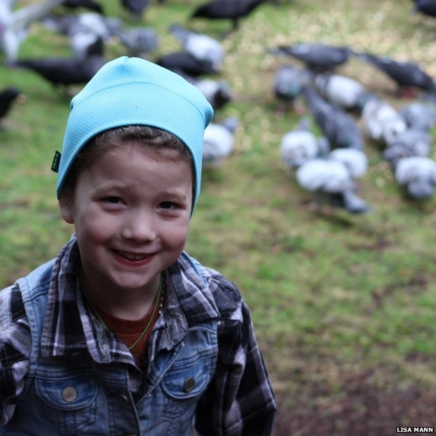 8-Year-Old Feeds Crows and They Leave Her Small "Thank You" Gifts in Return