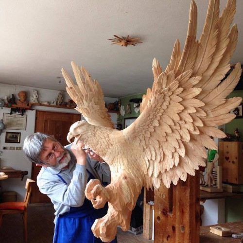 Intricately Carved Wooden Animal Sculptures Leap to Life