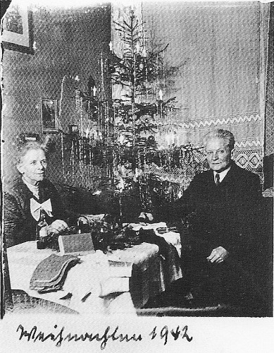 Couple’s 42 Annual Christmas Portraits Starting from 1900