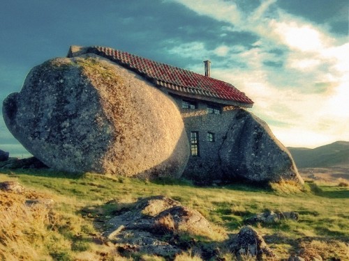 Flintstones-Inspired Stone House (2 pics + video)