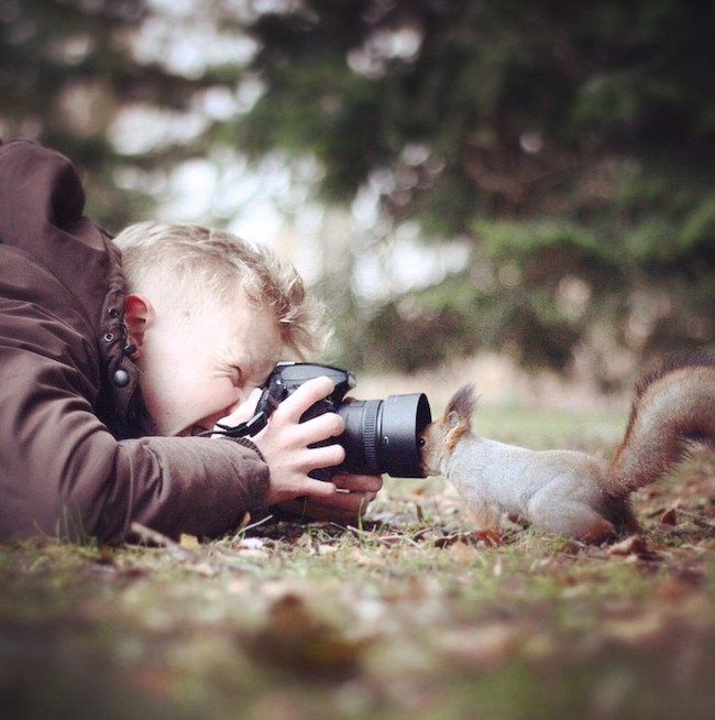 Photographer Captures Enchanting Snapshots of Himself Feeding Wild Animals