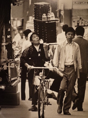 Vintage Photos of Japan’s Old Art of Soba Delivery on Bicycles