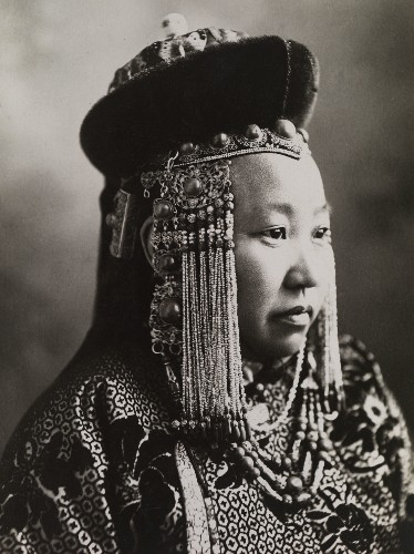Vintage photos of royal families from all over the world