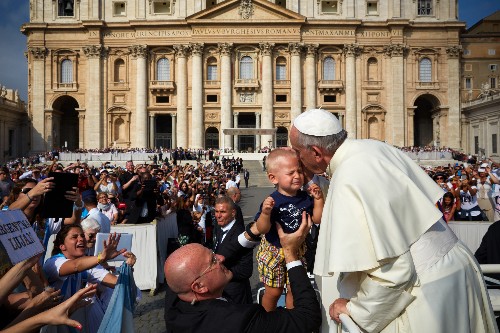 Rare Access Allows a Photographer to Show Us the People Power of Pope Francis