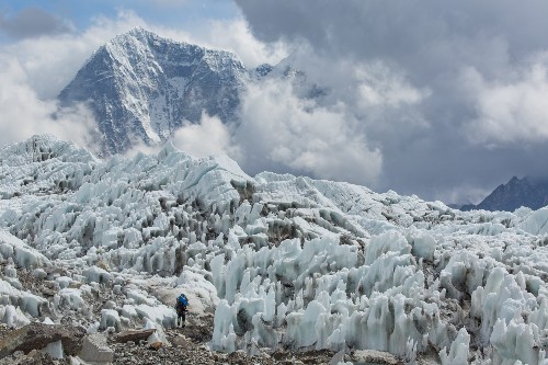 Chinese Woman Becomes First to Summit Everest After Avalanche
