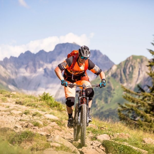 This Lab Ranked the Safest Bike Helmets