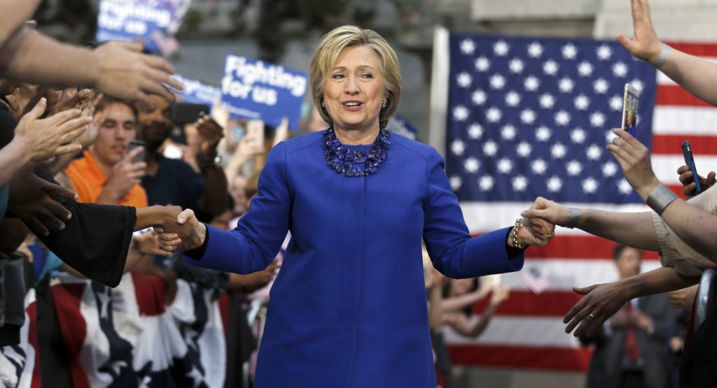 Clinton narrowly leads Trump in national poll