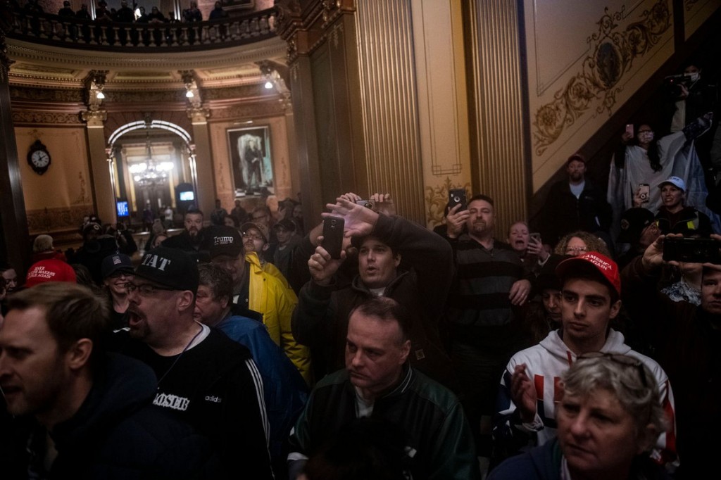 Trump urges Michigan's Whitmer to strike a deal with anti-quarantine protesters