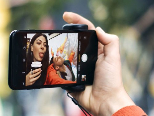 ShutterGrip makes your smartphone photos sharper and your videos smoother