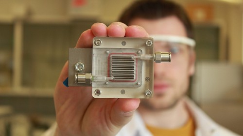 A new device can clean polluted air and turn it into hydrogen energy