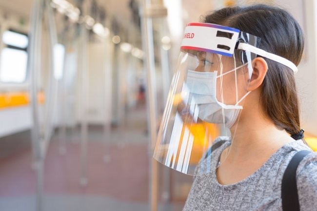 Суперкомпьютер раскритиковал лицевые щитки как защиту от коронавируса