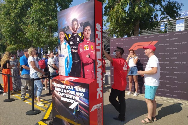 Хэмилтон и Квят прибыли в Сочи на Гран-при России "Формулы-1"