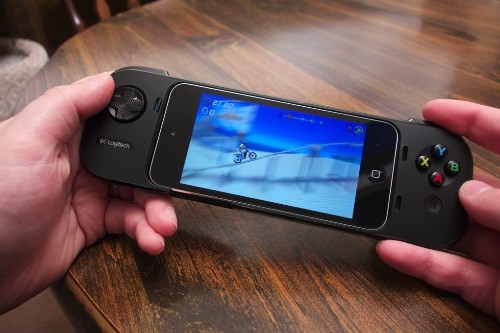 The first iOS 7 game controllers: Logitech PowerShell and Moga Ace Power review