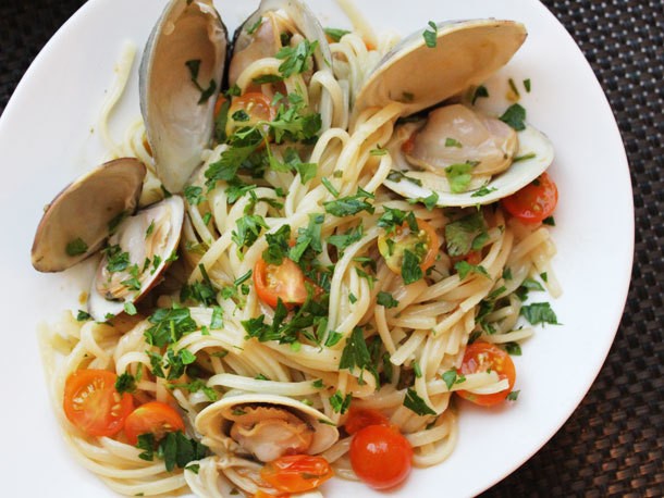 Clams with Linguini, Garlic, and Tomatoes Recipe