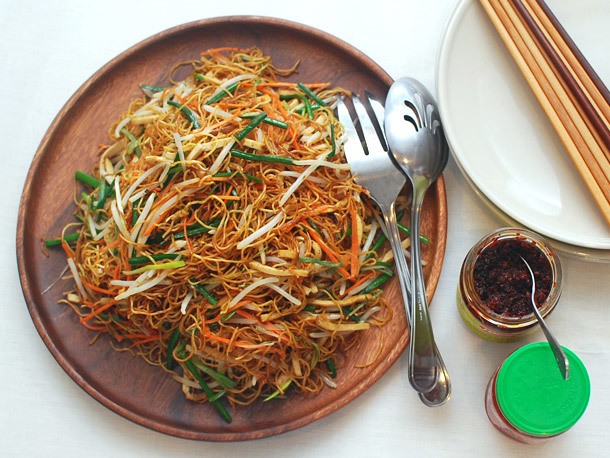 Chinese Noodles 101: How to Make Chow Mein With Four Vegetables