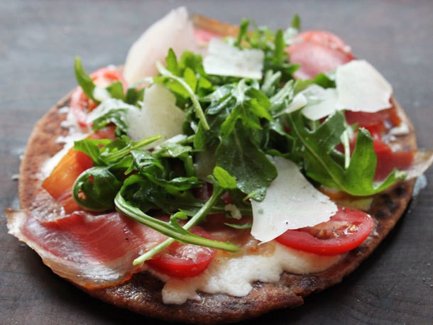 5-Minute Flatbread Pizza with Prosciutto, Arugula, and Mozzarella Recipe