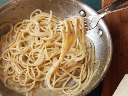 Video: How to Make Cacio e Pepe (Roman-Style Pasta With Cheese and Pepper)