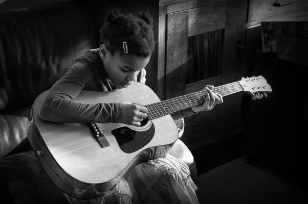 With Jellynote, Learning To Play An Instrument Is Like Playing Guitar Hero