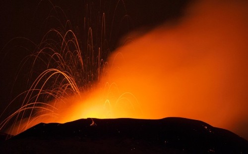 Mount Etna in pictures: Volcano spews lava and clouds of ash in latest eruption - Telegraph