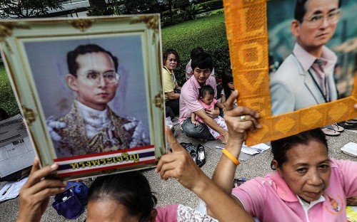 Tourists in Thailand face disruption as country mourns death of king